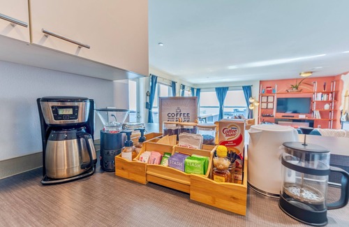 Lower Queen Anne Apartment | PrivatePatio + FreeParking+ StunningSunset +BayView + ClimatePledgeArena +Cruise