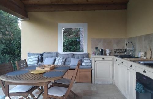 Saint-Siffret House | Proche Uzès petit gîte avec grande cuisine d'été et piscine