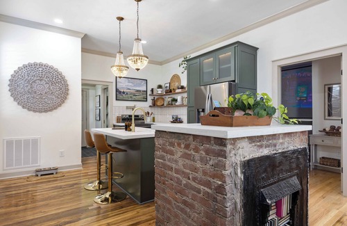 Columbus House | Promenade on Poplar- Brand New, Beautifully Decorated Cozy 2 Bedroom w/King Bed