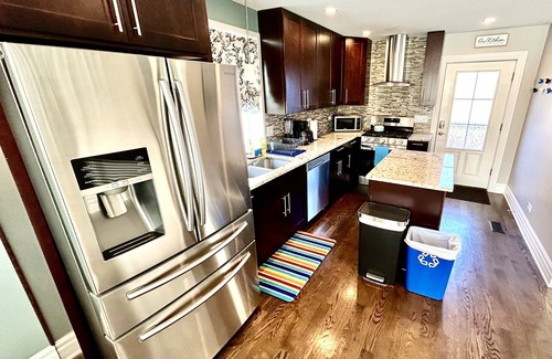 Westchester House | PROMO 10% WEEKLY AND 15% MONTHLY! Jacuzzi, King Beds, Easy Access to DT Chicago!