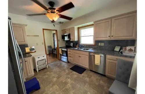 Pleasant Gap House | PSU Spacious Home. Free Parking, WiFi, Back Yard.