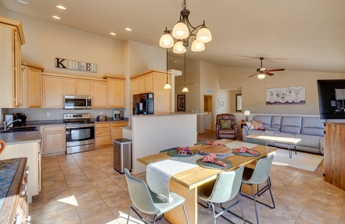 Pueblo West House | Pueblo 'Five Star Pikes Peak View' Home w/Hot Tub