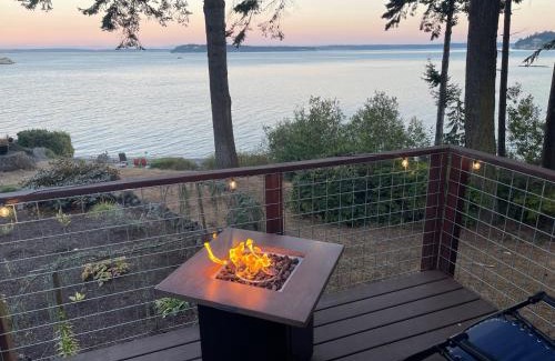 Port Ludlow House | Puget Sound Chic Romantic Cottage with Private Beach Access & Gated Entry