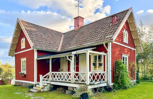 Vaddo House | Pure idyll awaits you in this cosy holiday home directly on the Vaddö Canal.