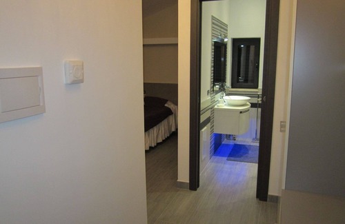 Campolattaro Hotel | Purple Room - Bedroom with lake view