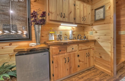 Mineral Bluff Cabin | Pursuit of Happiness - Mountain luxury, hot tub, big-screen TVs, pet-friendly