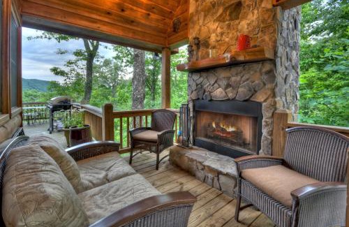 Mineral Bluff Villa | Pursuit of Happiness Mountain luxury hot tub big-screen TVs pet-friendly