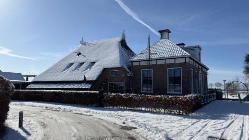 Eastermar Apartment | PUUR Eastermar - monumentaal, authentiek en luxe koetshuis aan open vaarwater met jacuzzi en sauna