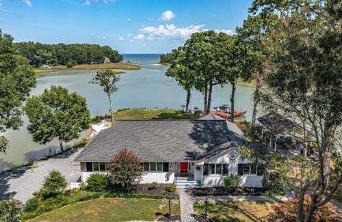 Kinsale House | PVT PENINSULA! Hot tub, beach, spectacular views w/huge kitchen!Sleeps up to 21