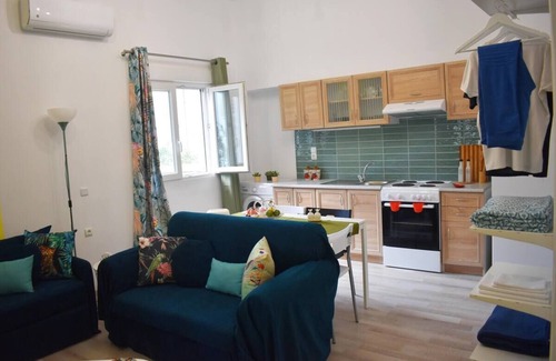 Archanes-Asterousia Apartment | Pyrgos Colourful Studio (wifi A/C parking)