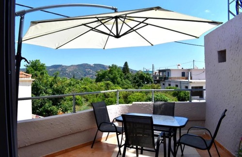 Vatolakkos House | Quadruple Room with Terrace - George & Helen's House