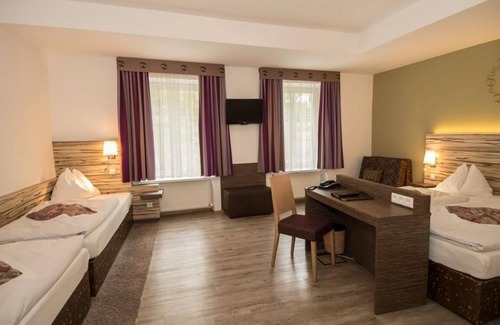 Muehlau Hotel | Quadruple Room with Shower, Toilet - Hotel Dollinger
