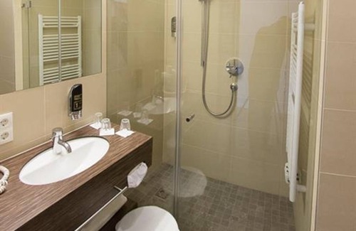 Muehlau Hotel | Quadruple Room with Shower, Toilet - Hotel Dollinger