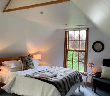 Brightwater Bed & Breakfast | Quail Farm, Colonial charm