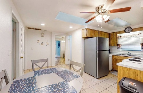 South Gate Ridge House | Quaint 2/2 Pool Home minutes away from Siesta Key Beach! Heated Pool!