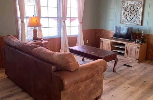 California Cottage | Quaint 3-bedroom cottage on working farm in small rural America. Pet friendly