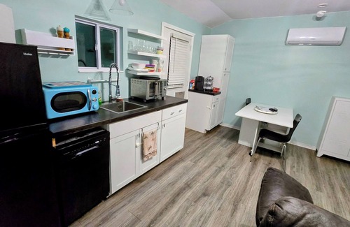 Brundidge House | Quaint Backyard Tiny House 1-bedroom with Fire Pit, WiFi, in quiet Brundidge