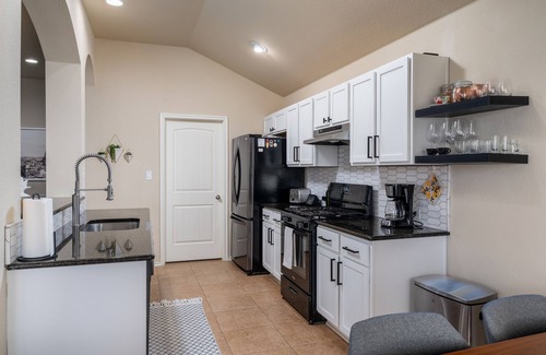 Kyle House | Quaint Charm & Modern Comfort - Lovely 3 bedroom in Kyle, TX