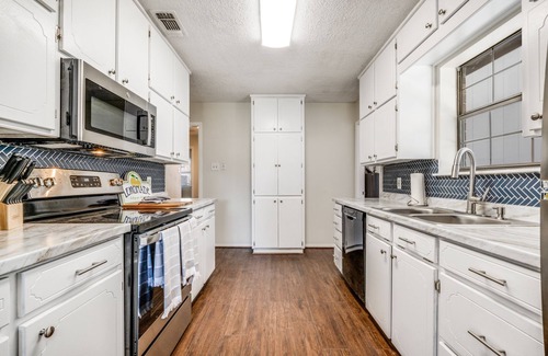 Justin House | Quaint City of Justin STEPS away- 5 Min to raceway. Just remodeled Dog friendly
