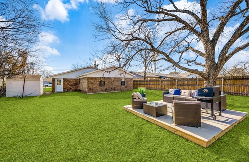 Justin House | Quaint City of Justin STEPS away- 5 Min to raceway. Just remodeled Dog friendly