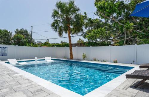 Vamo House | Quaint Cottage in a South Sarasota Neighborhood