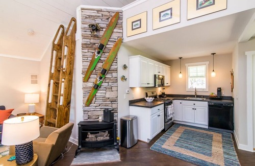 Brighton House | Quaint Cottage on Little Ore Lake