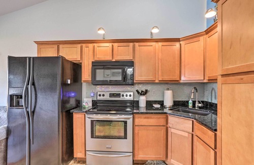 Oak Harbor Condo | Quaint Couple's Escape: Pool, Near Lake Erie!