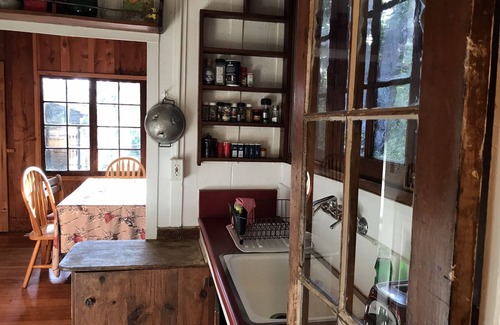Diamond Crestview House | Quaint, Cozy, Historic 3BR/2BA Cottage - Six Blocks from Beach