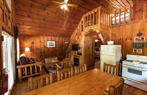 Primrose Cabin | Quaint, cozy vacation cabin with hot tub near Natural Bridge State Park