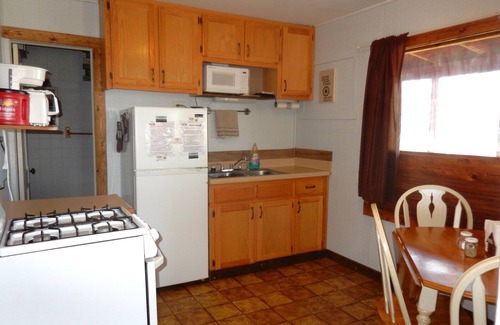 Gamaliel Cabin | Quaint Family, Couples Cottage ON The Lake! Stunning View, Near Marinas, Trails