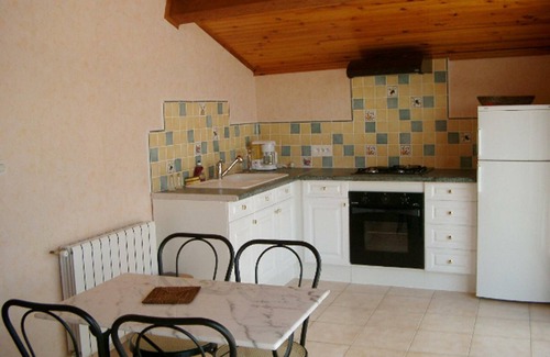 Sainte-Foy-Saint-Sulpice Apartment | Quaint Getaway: Cozy Cottage with Terrace & Large Garden, Pet-Friendly