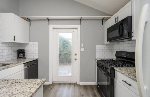 Tybee Island House | Quaint Home 2BR 1 BA Shared Pool