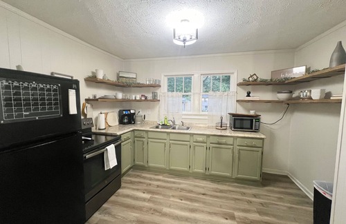Bremen Cottage | Quaint, PET-FRIENDLY cottage in downtown Bremen-games for the fam/full kitchen