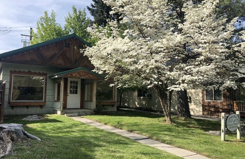 Leavenworth Cottage | Quaint Renovated Cottage In Downtown Leavenworth - Private, Fenced Yard Perfect for Dogs