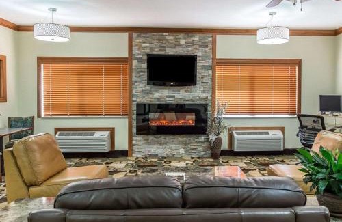 Cedar Rapids Hotel | Quality Inn at Collins Road - Cedar Rapids