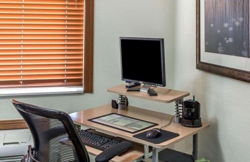 Cedar Rapids Hotel | Quality Inn at Collins Road - Cedar Rapids