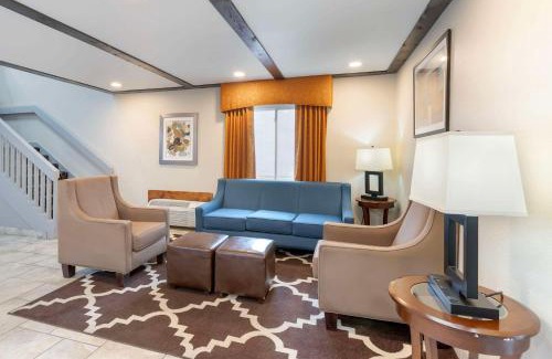 Newton Hotel | Quality Inn Newton at I-80
