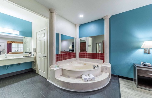 Canton Hotel | Quality Inn & Suites Canton