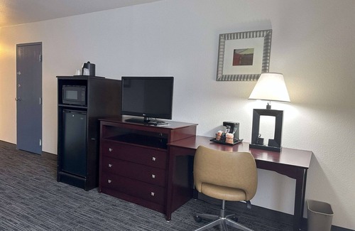Silver Lake Hotel | Quality Inn & Suites Everett