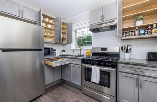 West Hartford Apartment | Queen Bed Apt in West Hartford