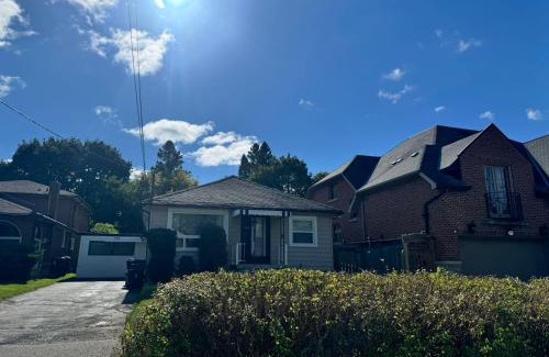 Newtonbrook House | Queen Comfort Close to Finch Station & Shopping