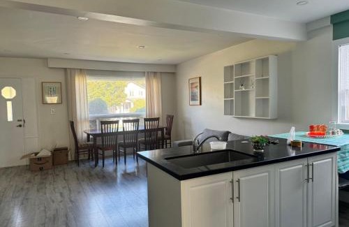 Newtonbrook House | Queen Comfort Close to Finch Station & Shopping