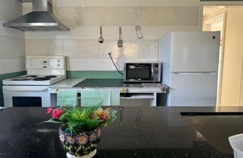 Newtonbrook House | Queen Comfort Close to Finch Station & Shopping