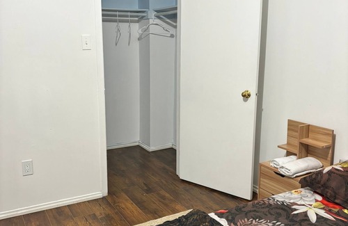 Fletchers Creek South House | Queen room near Sheridan College