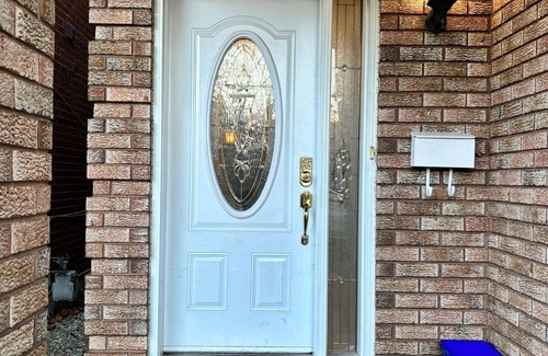 Fletchers Creek South House | Queen room near Sheridan College