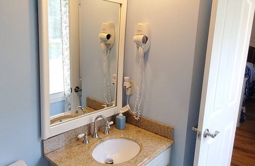 Hampton Apartment | Queen Ruby Studio Suite, Kitchenette, Private bath, desk. Pets welocw