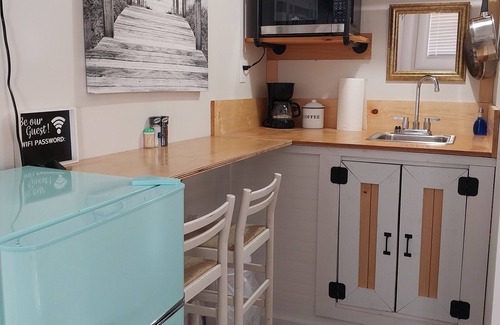 Hubert Cottage | Queen Suite Minutes to Beach Shopping Nature Trails Boating Historic Sites