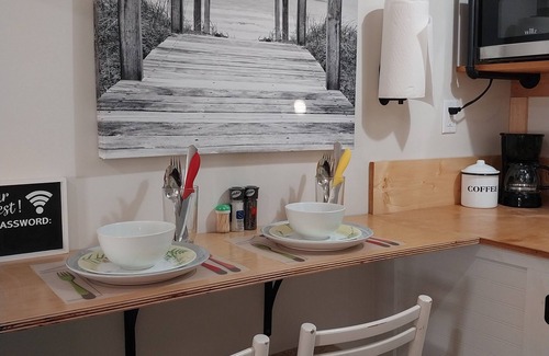 Hubert Cottage | Queen Suite Minutes to Beach Shopping Nature Trails Boating Historic Sites