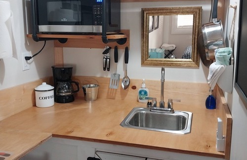 Hubert Cottage | Queen Suite Minutes to Beach Shopping Nature Trails Boating Historic Sites