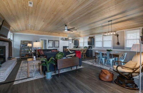 Ridgeway House | Quick Retreat- Lakefront lot, for family getaway, water activities or fishing!